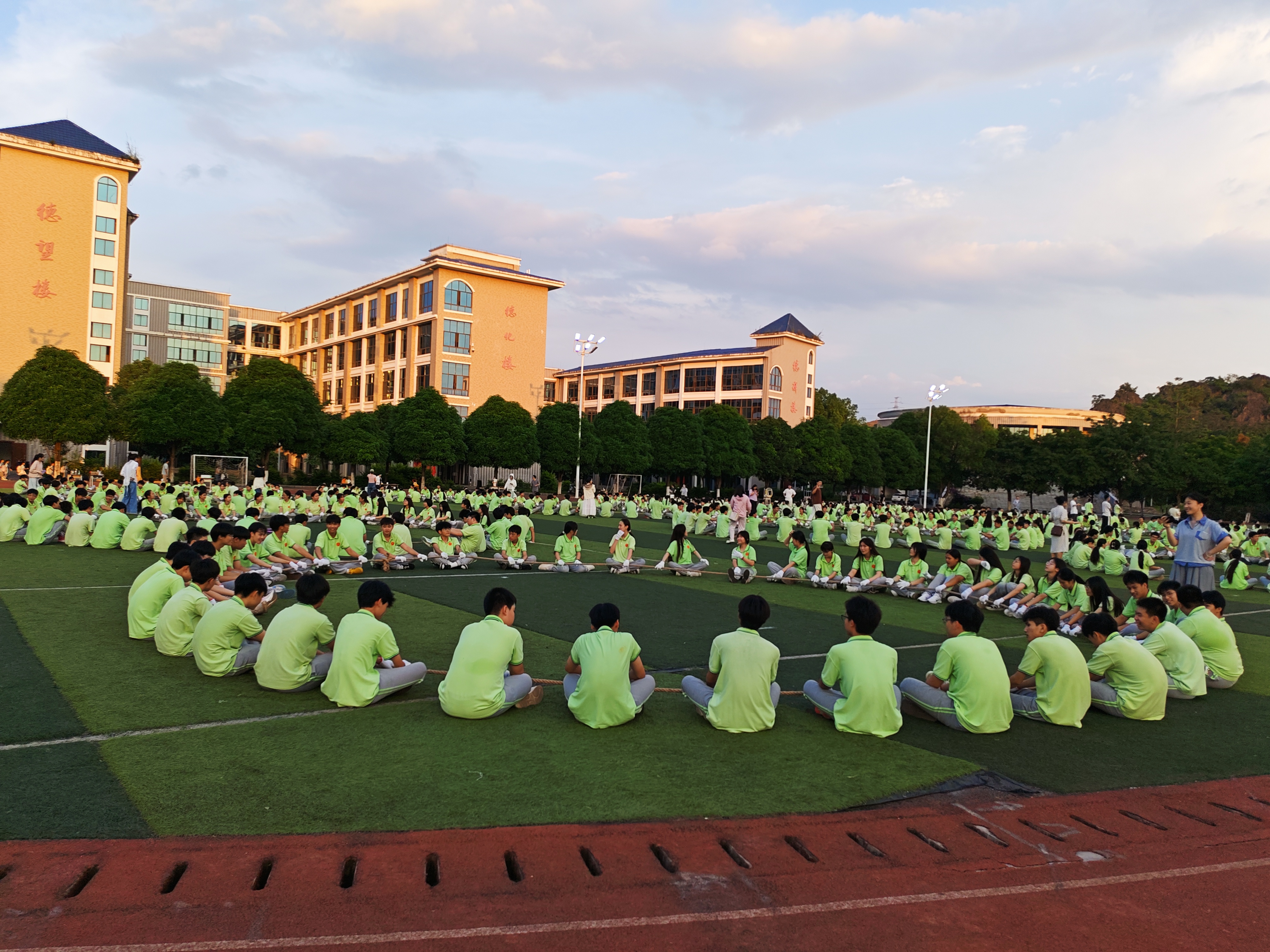 凝心聚力迎中考，赋能前行向未来——北师大平果实验学校初三年级户外拓展活动
